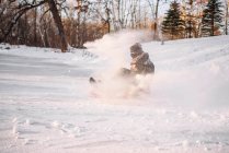 Homem trenó na neve — Fotografia de Stock