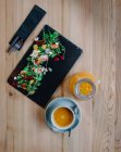 Фруктовий чай з креветкою та кукурудзяним салатом — стокове фото
