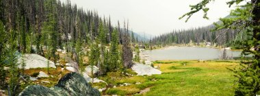 Vista panorâmica do lago no parque provincial bc, canadá — Fotografia de Stock