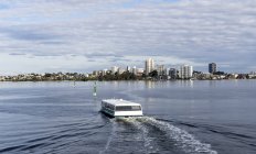 Vista panorâmica da balsa navegando para a cidade, Perth, Austrália Ocidental, Austrália — Fotografia de Stock