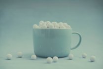 Mug filled with mints — Stock Photo