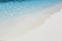 Vista de cerca de una playa tropical, Maldivas - foto de stock