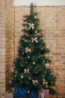 Vista panorâmica de Presentes sob uma árvore de Natal — Fotografia de Stock
