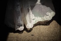 Primer plano del dobladillo de un vestido de novia - foto de stock