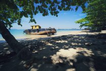 Barco anclado en una playa, Krabi, Tailandia - foto de stock