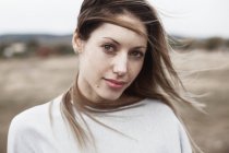 Портрет жінки з вітряним волоссям — стокове фото