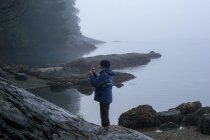 Frau macht ein Foto mit ihrem Handy, British Columbia, Kanada — Stockfoto