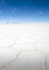 Vue panoramique de Stationary car, Uyuni salt flat, Potosi, Bolivie — Photo de stock