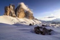 Mann fotografiert Berggipfel, Italien — Stockfoto