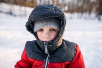 Портрет хлопчика, що стоїть на снігу — стокове фото