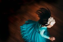 Вид сверху на танцующую девушку — стоковое фото