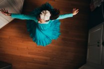 Visão aérea de uma menina dançando — Fotografia de Stock