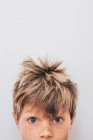 Porträt eines blonden Jungen mit Sommersprossen — Stockfoto