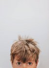 Портрет хлопчика з веснянками і постільним волоссям — стокове фото