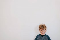 Retrato de un niño con pecas gritando - foto de stock