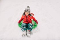 Menina jovem trenó na neve pesada — Fotografia de Stock