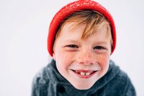 Portrait d'un garçon souriant avec des taches de rousseur — Photo de stock