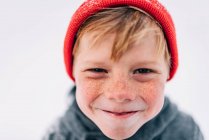 Портрет мальчика с веснушками, рисующего смешные лица — стоковое фото