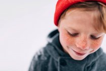 Porträt eines lächelnden Jungen mit Sommersprossen — Stockfoto