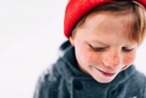 Портрет улыбающегося мальчика с веснушками — стоковое фото