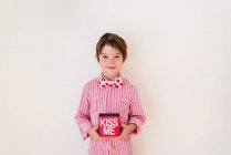 Sonriente chico sosteniendo un beso me caja - foto de stock
