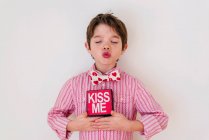 Sorrindo menino segurando um beijo me caixa — Fotografia de Stock
