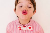 Крупним планом портрет хлопчика, що дме поцілунок — стокове фото