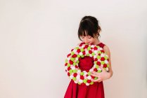 Girl holding a valentine's Day wreath — Stock Photo