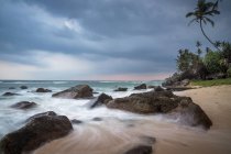 Vista panorâmica da praia de Polhena ao pôr do sol, Província do Sul, Sri Lanka — Fotografia de Stock