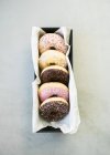 Вид крупным планом олова с пончиками — стоковое фото