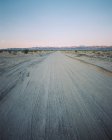 Vista panoramica della strada sterrata, deserto del Mojave, California, America, Stati Uniti d'America — Foto stock