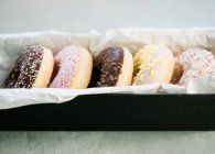 Nahaufnahme einer mit Donuts gefüllten Dose — Stockfoto