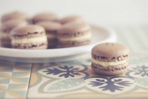 Assiette de macarons au chocolat, vue rapprochée — Photo de stock