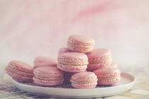 Plate of strawberry macaroons, closeup view — Stock Photo