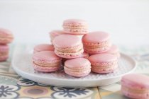 Plate of strawberry macaroons, closeup view — Stock Photo