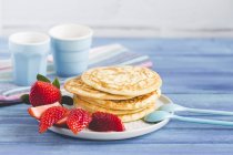 Stapel Pfannkuchen mit frischen Erdbeeren, Nahaufnahme — Stockfoto