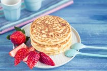 Stack of pancakes with fresh strawberries, closeup view — Stock Photo