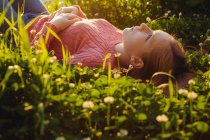 Menina deitada em um prado — Fotografia de Stock