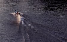 Silhouette di un pescatore in motoscafo sul fiume Ben Tre, Vietnam — Foto stock