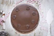 Visão aérea de um bolo de chocolate em uma banca de bolo — Fotografia de Stock