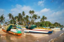 Bateaux de pêche sur la plage, Weligama, Matara, Province du Sud, Sri Lanka — Photo de stock