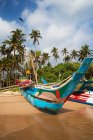 Рыбацкие лодки на пляже, Велигама, Матара, Южная провинция, Шри-Ланка — стоковое фото