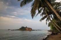 Vue panoramique sur la plage tropicale, Mirissa, Matara, Province du Sud, Sri Lanka — Photo de stock