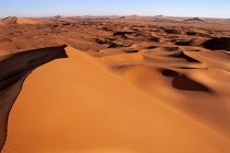 Vista aérea de dunas de arena gigantes, Riad, Arabia Saudita - foto de stock