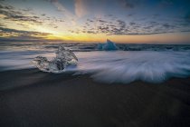 Vista panoramica delle formazioni di ghiaccio sulla spiaggia di Diamond Beach, Islanda sud-orientale — Foto stock