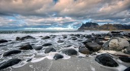 Мальовничий вид на Utakleiv пляжі в Vestvagoy, прибуття, Nordland, Норвегія — стокове фото