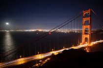 Cars driving across Golden Gate Bridge at Night, São Francisco, Califórnia, Estados Unidos da América — Fotografia de Stock