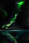 Vue panoramique des aurores boréales sur la montagne Kirkjufell, région du Nord-Ouest, Islande — Photo de stock