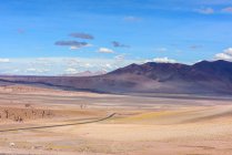 Vista panorámica del paisaje del desierto cerca de la frontera entre Chile, Argentina y Bolivia - foto de stock