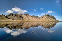 Vista panorâmica da paisagem montanhosa, Vestrahorn, Stokksnes, Sudeste da Islândia — Fotografia de Stock